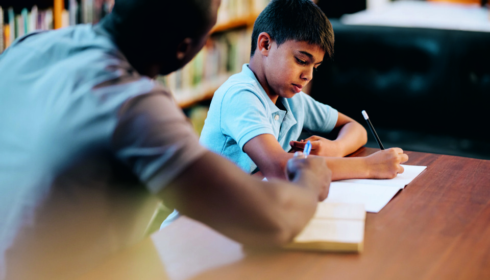 Hvis barn ikke oppnår tilstrekkelige leseferdigheter, vil det hemme læring i alle skolens fag, skriver Monsrud og Andresen i denne artikkelen fra Spesialpedagogikk, nr. 4, 2023