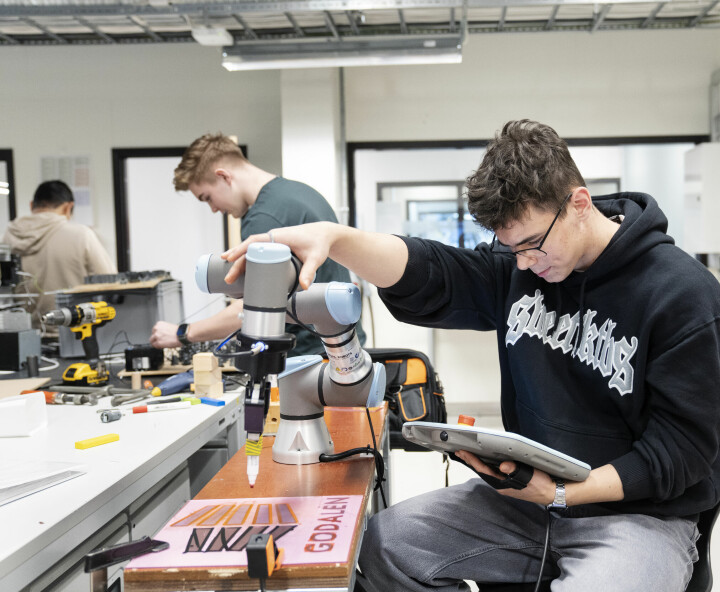 I automasjonsverkstedet programmerer Maksymilian Marek Braszkiewicz en robot-
arm til å tegne skolens logo. Han liker kombinasjonen av teori og praksis.