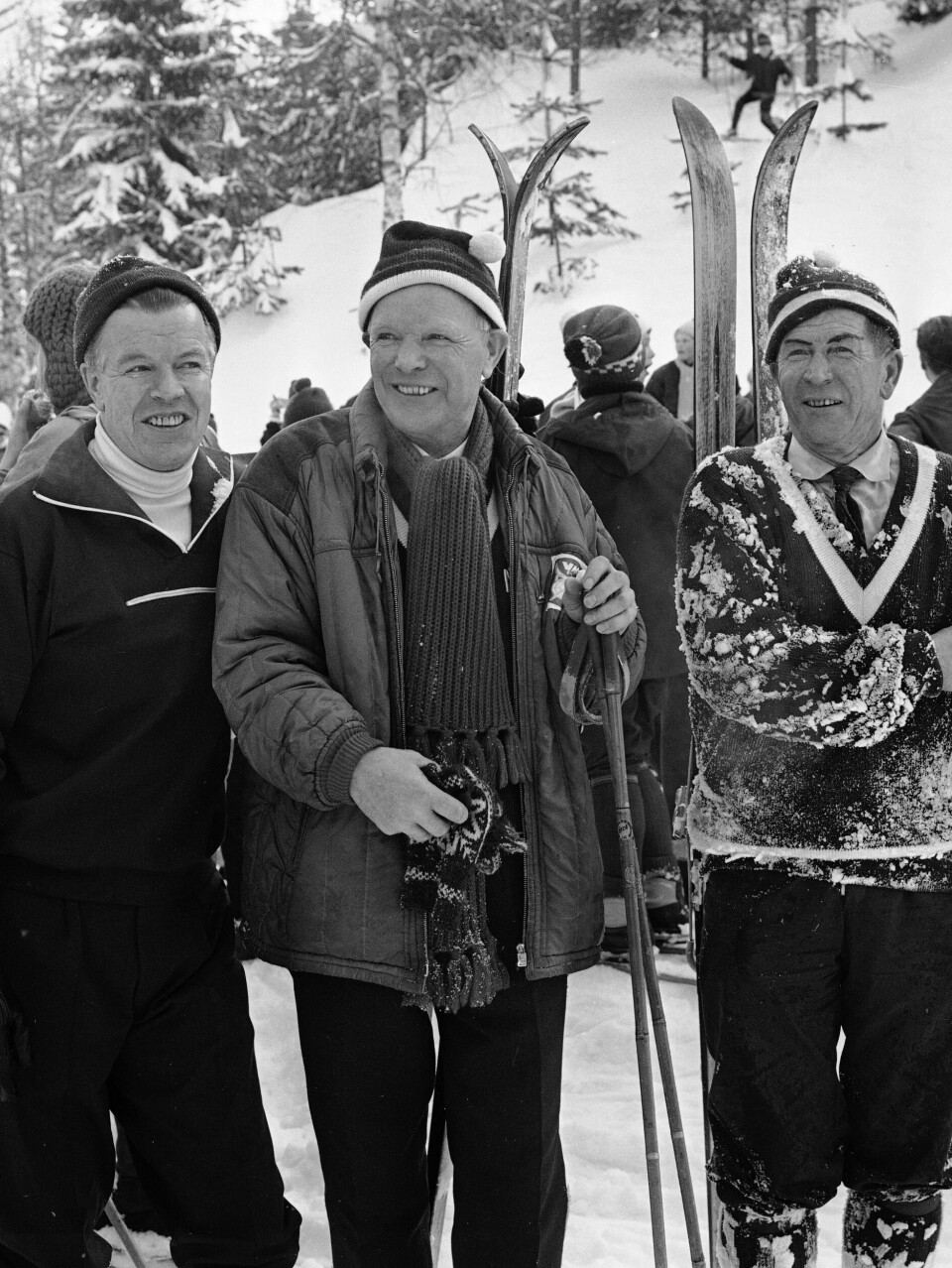 Kongsbergs tre mest berømte brødre og skihoppere på et oppvisningsrenn på Kongsberg under ski-VM i Oslo i 1966: Asbjørn (f.v.), Sigmund og Birger Ruud.