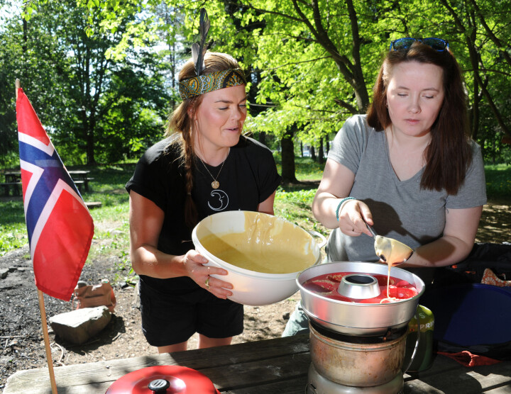 Pedagogisk leder Kaja Egelien er muffinsvakt og lar aldri primusen stå uten tilsyn. Ive Tandberg har med seg muffinsdeig hjemmefra.