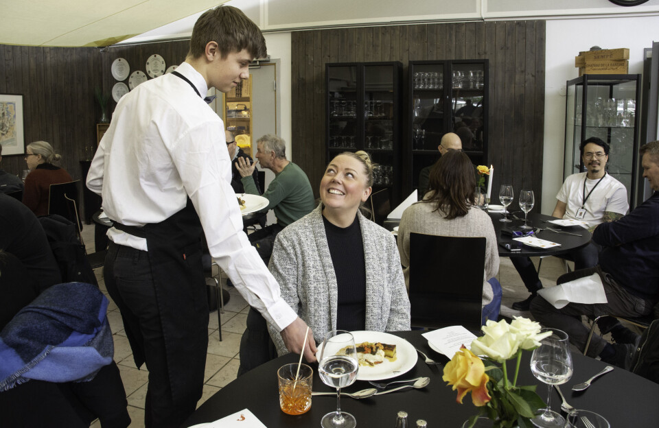 Det serveres fireretters lunsj i skolerestauranten, der det er mulig å bestille bord. Elev Øyvind Røsvik serverer lærer Marthe Høili Andresen.