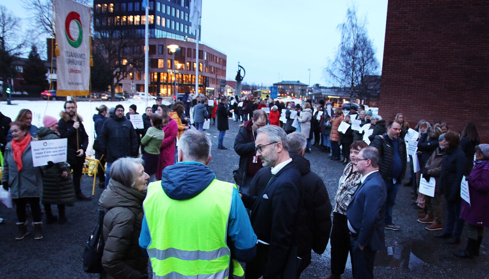 Flere lokalpolitikere stoppet for å ta en prat med demonstrantene, blant dem Ap-politiker Jørgen Vik.
