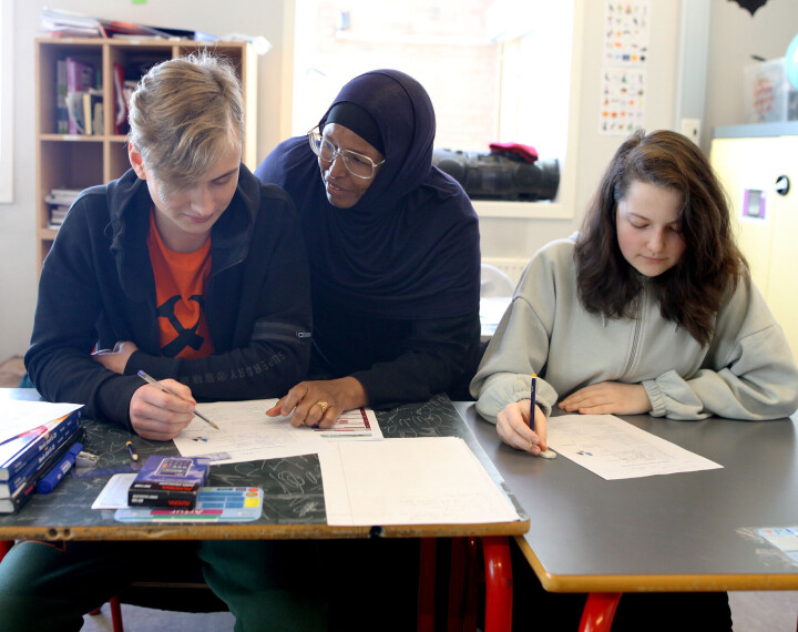 Farhiyo Ahmed Mohamed i klasserommet på Elverum ungdomsskole sammen med elevene Arthur og Jenny.