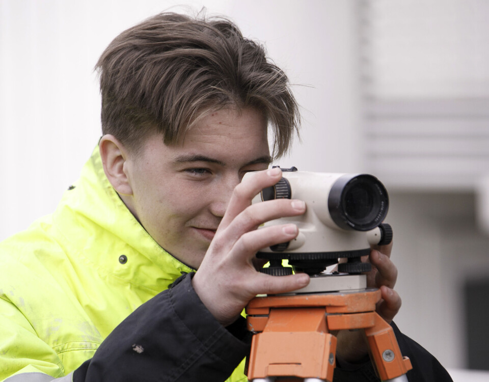 En av elevene, Terje Solbjørg, med en nivelleringskikkert.