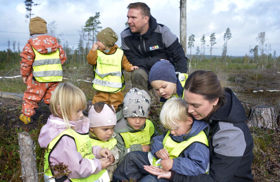 Celine Karlsen Hole (4), Sigrid El Younossi Bergerud-Gjerstad (2), Leon Emilian Fosby (4), Ola Aleksander Skomdal Bergstrøm (3) og Elian Nyberg Mathisen (4) på styrer Emilie Grønnerns fang, studerer en marihøne hun har i hånden. Bak ser Theon Christoffer Dahlstrøm (3) og Tyra Valkyrie Dahlstrøm (2) etter et fly sammen med barnehagelærer Lars Andreas Bjerknæs. Celine Karlsen Hole,Sigrid El Younossi Bergerud-Gjerstad, Leon Emilian Fosby, Ola Aleksander Skomdal Bergstrøm og Elian Nyberg Mathisen på styrer Emilie Grønnerns fang. Bak: Theon Chr Theon Christoffer Dahlstrøm og TyrValkyrie Dahl og Lars Andreas Bjerknæs