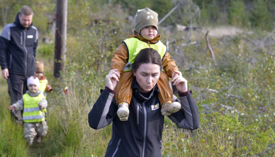 Turens yngste deltaker, Tyra Valkyrie Dahlstrøm (2) får sitte på skulderen til styrer Emilie Grønnern den siste biten. Bak kommer barnehagelærer Lars med Sigrid El Younossi Bergerud-Gjerstad (2) og Theon Christoffer Dahlstrøm (3).