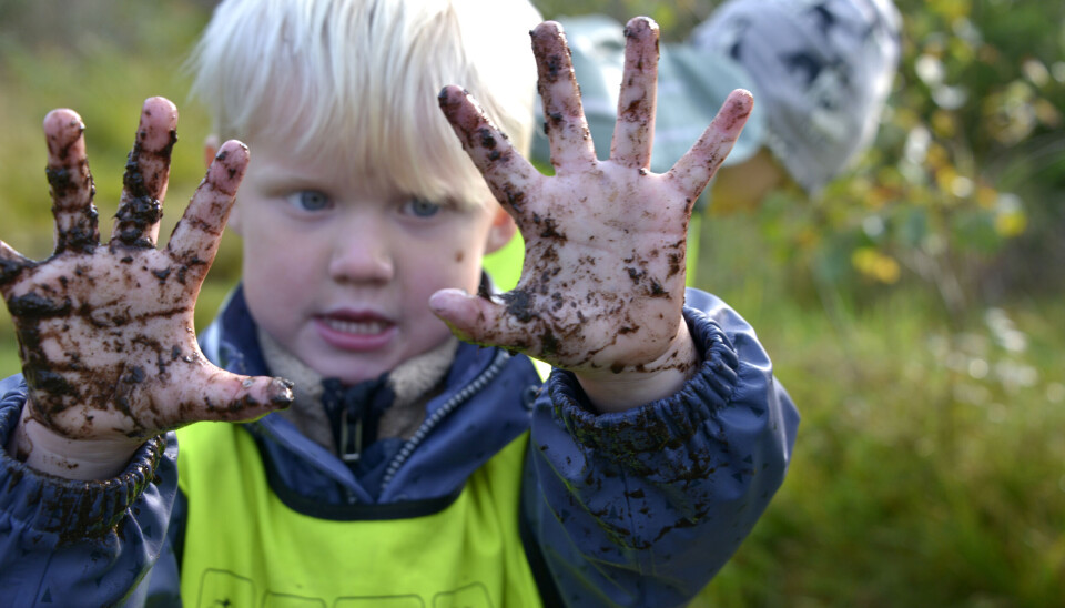 Elian Nyberg Mathisen (4) ramla i gjørmen. Han viser frem de skitne hendene, og sier han vil vaske seg når han er tilbake i barnehagen.