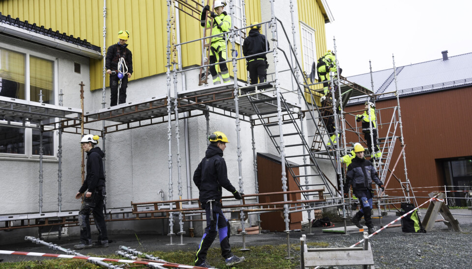 Stadig flere elever velger yrkesfag. Her er elever fra Skjetlein videregående i gang med et prosjekt.