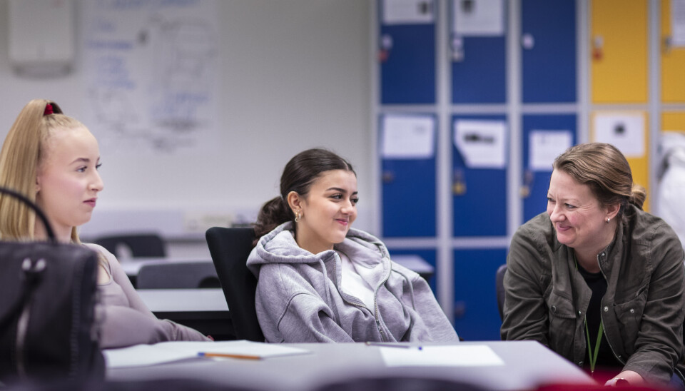 Kontaktlærer Åshild Tårnesvik til høyre, sammen med elevene Thea og Jasmine på Etterstad videregående skole.