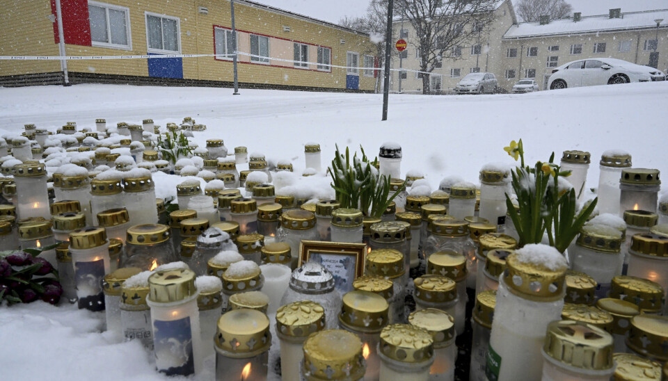 Lys og blomster er satt ned ved Viertola skole i Vanda i Finland der en tolv år gammel elev skjøt og drepte en jevngammel elev og såret to andre.