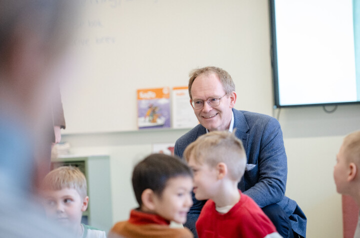 Minister for forskning og høyere utdanning, Oddmund Hoel (Sp). Her på et skolebesøk tidligere i år.