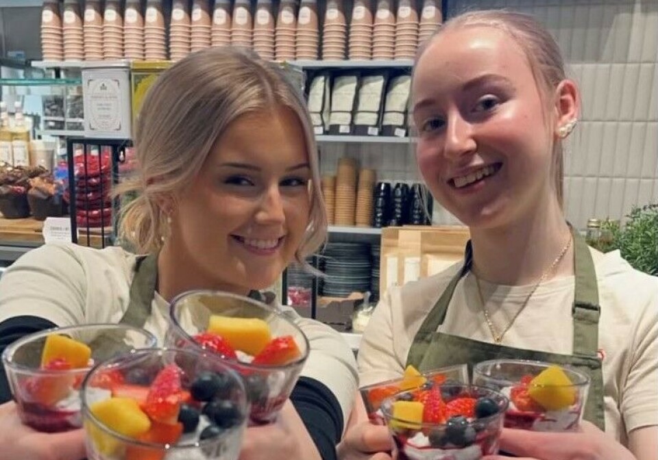 Hedda og Thea på jobb på Jordbærpikene.