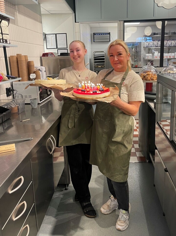 Thea og Viviann på kjøkkenet på kafeen