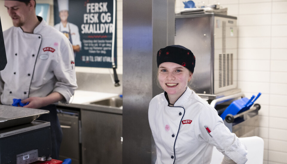 Juliette Hveding har fått lærlingeplass hos Meny Tangen på Nesoddtangen. Her sammen med assisterende ferskvaresjef Even Sprakehaug.