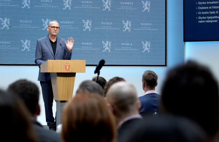 Claus Jervell da Kultur- og likestillingsminister Lubna Jaffery skulle motta utredning fra Mannsutvalget, onsdag.