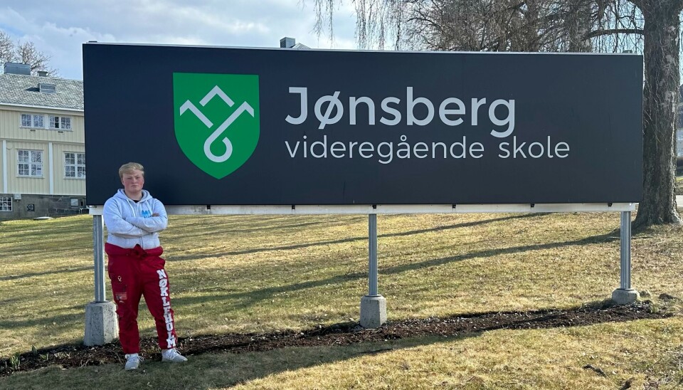 Olav Nøkleholm er russ og avgangselev. Men han er også i kamp for å bevare skolen sin.