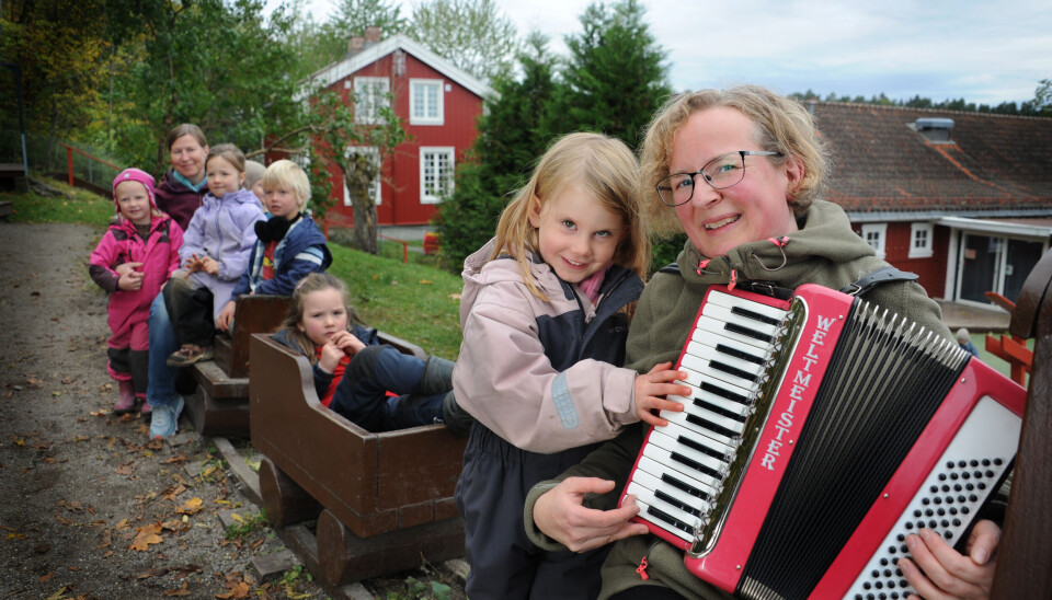 Barn og ansatte kjører tog mens de hører på musikk og lar teksten inspirere til ny lek: Zoe med pedagogisk leder Hilde Nygård på trekkspill (foran), Emily, pedagogisk leder Kathrine Helgesen med Emilie, Elsa og Mikkel.