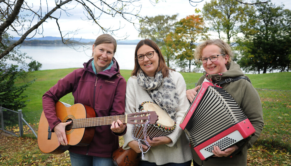Flere av de ansatte har musikkbakgrunn, spiller instrumenter eller synger i kor, men det er ikke noe krav om å ha musikkutdanning for å jobbe i barnehagen, forteller pedagogisk leder Kathrine Helgesen (t.v.), styrer Kristel Olsen og pedagogisk leder Hilde Nygård i Nansentunet musikkbarnehage.