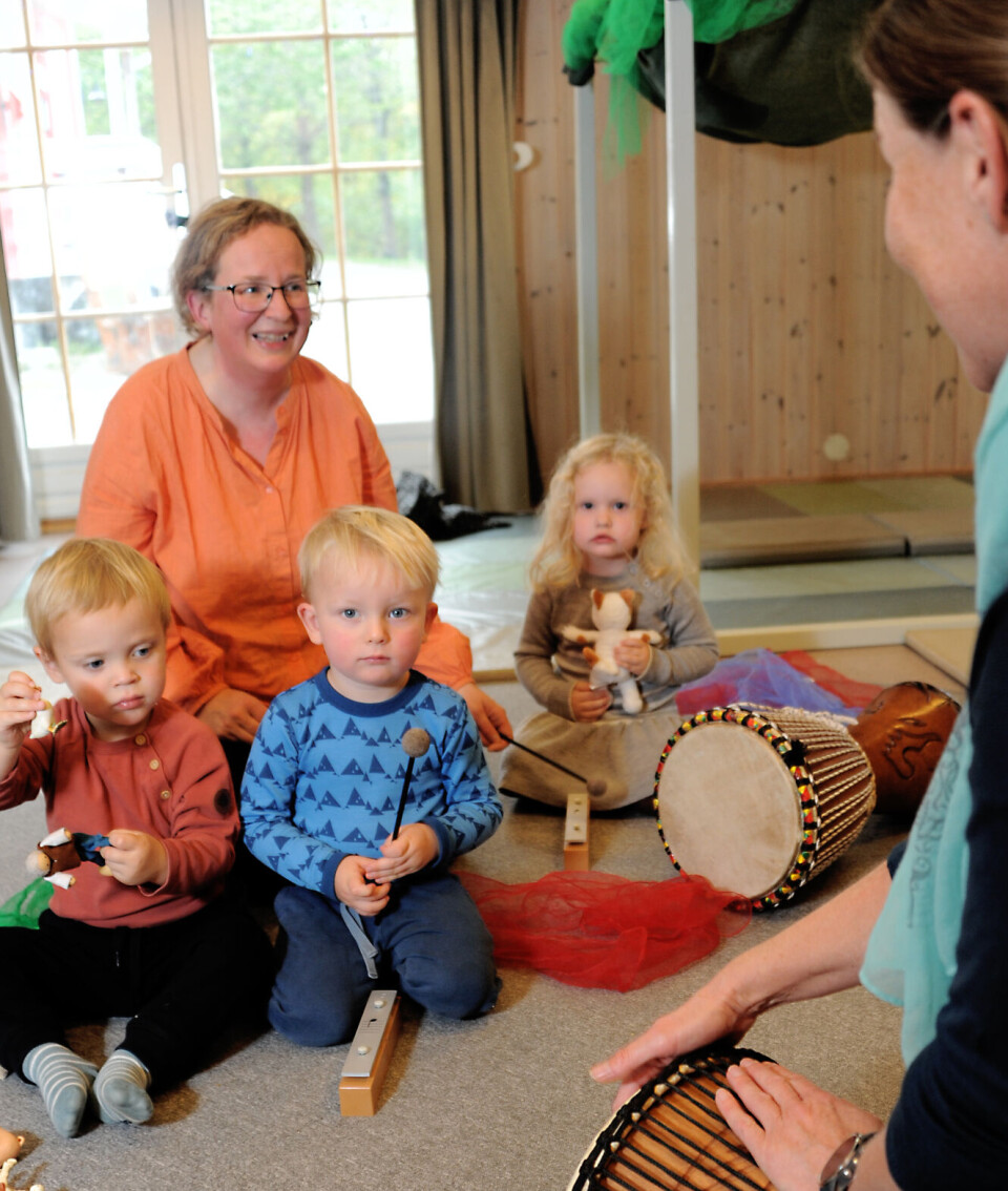 Sang og musikk er en fin arena for å skape en trygg relasjon, forteller de pedagogisk lederne Hilde Nygård (t.v.) og Kathrine Helgesen (ryggen til), som spiller rytmeinstrumenter og djembe sammen med barna Ole, Martin og Sonja.