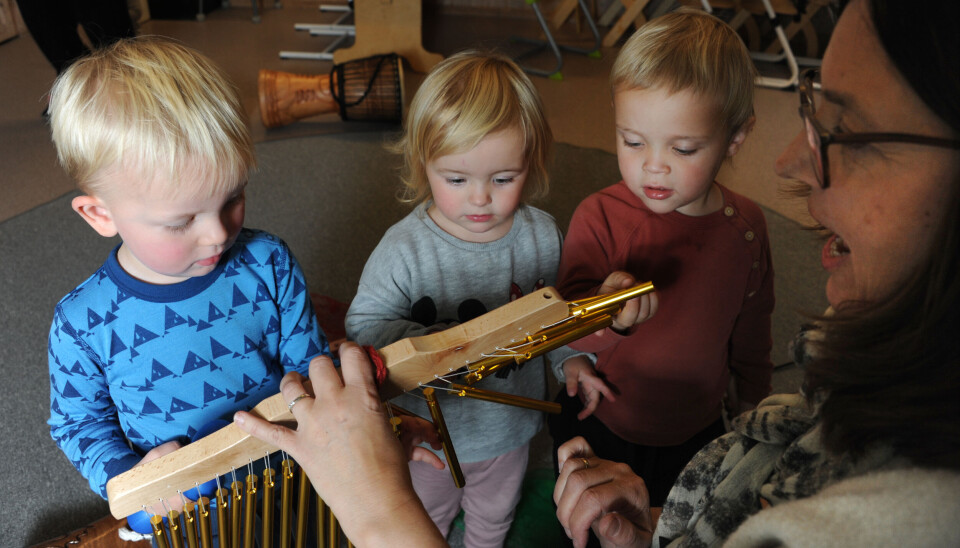 – For at barna skal få godt utbytte av musikken, må de voksne være aktive både i musikken og leken, sier styrer Kristel Olsen, som spiller chimes (klokkespill) sammen med Martin (f.v.), Solveig og Ole.