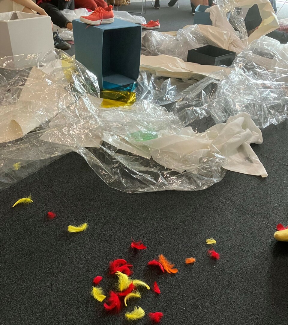 La barna utforske og kjenne på ulike ting som plastikk, stoffer og fjær. Materialene og kassene kan også gi barna ideer til lek.