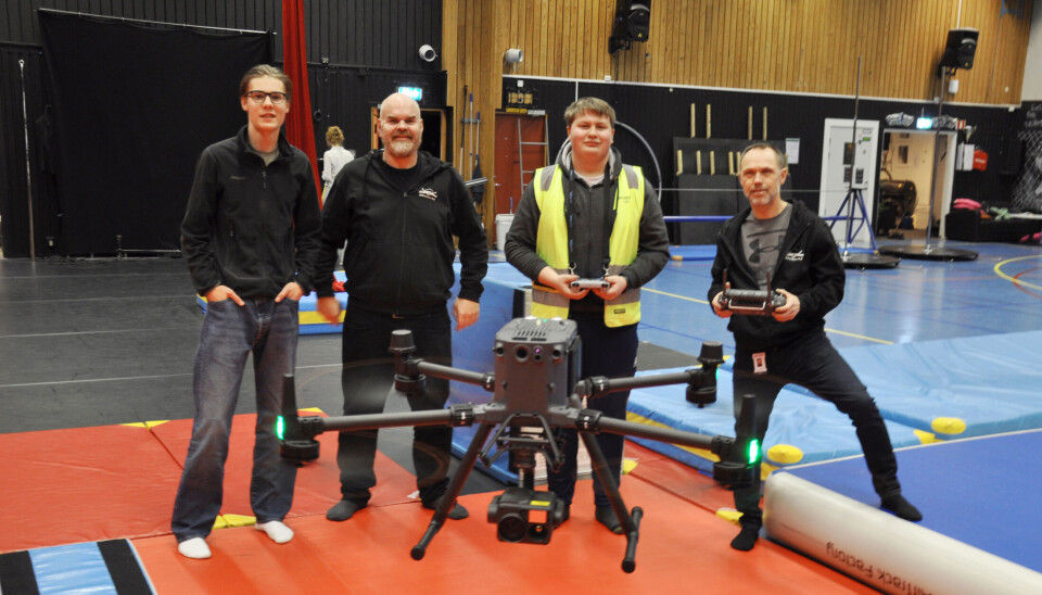 Foreløpig er det bare gutter som har startet med dronefag ved Glemmen vgs. i Fredrikstad. På bildet er William Sire, fagleder Thor Halvorsen, Jon-Erling Svendsen og faglærer Torger Ulstein i sving med en gigadrone verdt 250 000 kroner.