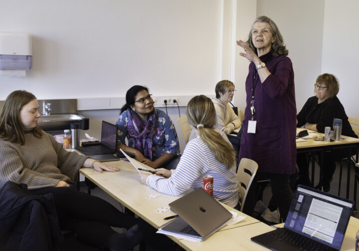 Fagskolelektor Hanne Møller Lerdahl og studenter På Fagskolen Innlandet på samling i Kongsvinger.