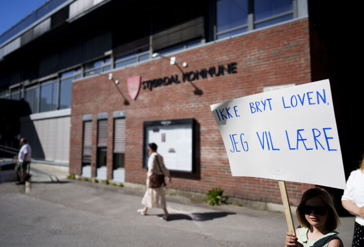 Både lærere, foreldre og elever møtte opp for å protestere.