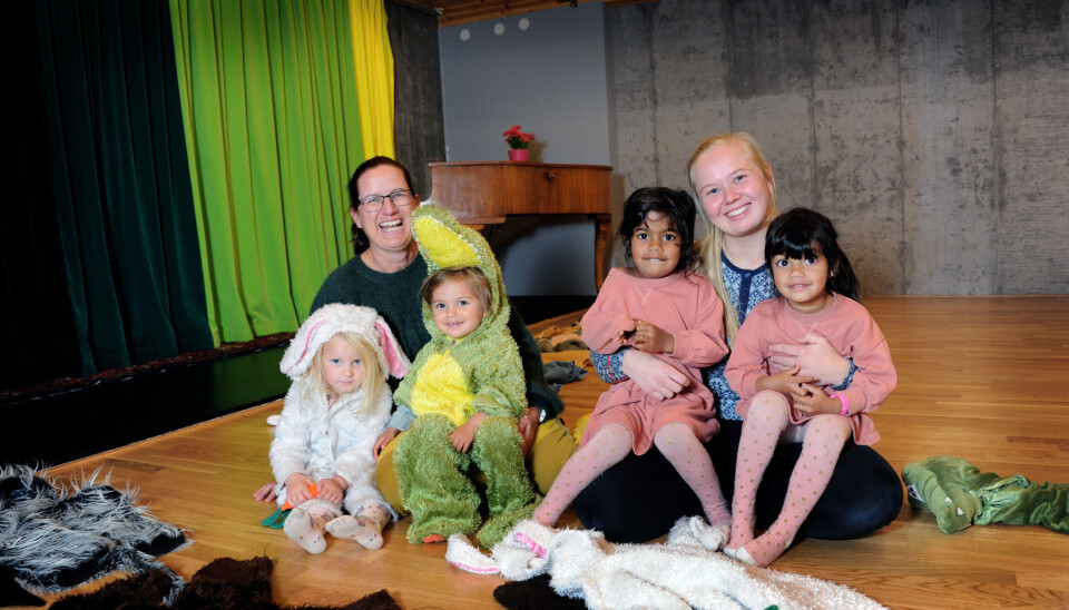 Styrer Lene Pedersen (t.v.) og dramapedagog Pia-Elene Arnesen Blakstad sier barna gjennom drama og teater utvikler selvfølelse og empati: Marikken Luise Hauglund Isaksen (4) (f.v.), Louise Romstad Tveit (2), Oana Seide Livera Mihindukulasuriya Andarege.