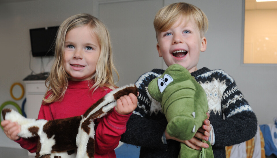 Eline Stribolt-Thygesen (4) og Aksel Stenhammer Tønnessen (4) har lyst til å være ku og krokodille.