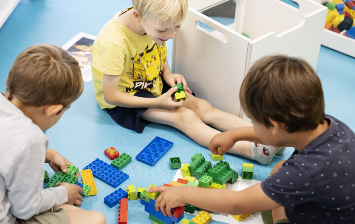Sånn ser det ut når førsteklassingene ved Mosby skole i Kristiansand starter skoledagen.