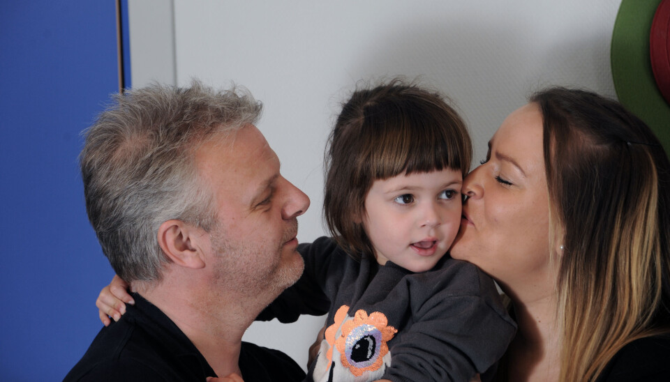 Frida er tydelig glad når mamma Anita Vetteren og pappa Stian Pettersen kommer til barnehagen. Det at Frida har et godt og trygt barnehagetilbud, betyr svært mye for foreldrene.