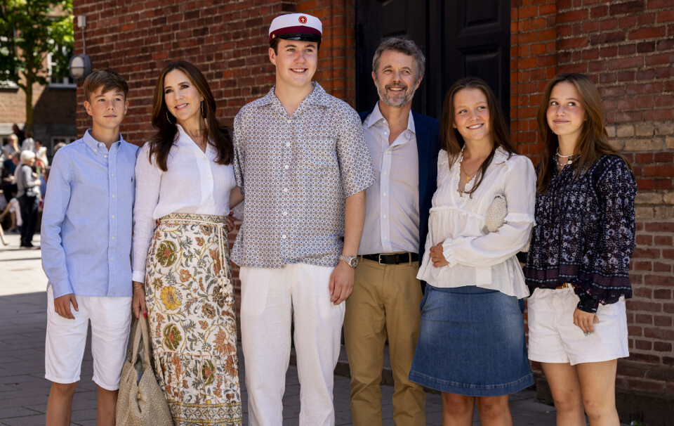 Hele familien var samlet for å markere at Danmarks kronprins Christian har levert siste eksamen på videregående skole. Fra venstre: prins Vincent, dronning Mary, kronprins Christian, kong Frederik, prinsesse Josephine og prinsesse Isabell.
