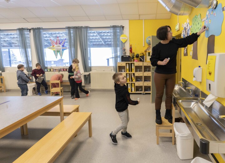 Ved Fåvang skole i Ringebud har de langbord i midten i stedet for pulter og egen lekekrok.