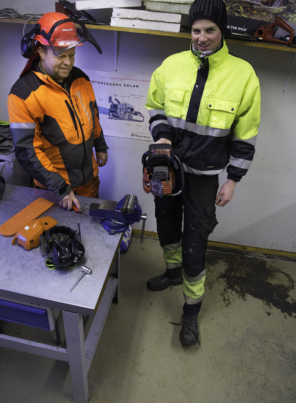 Fredrik Fjærvoll Olsen liker alt som durer. Motorsag iberegnet. Her får han gode råd av lærer Harald Holt.