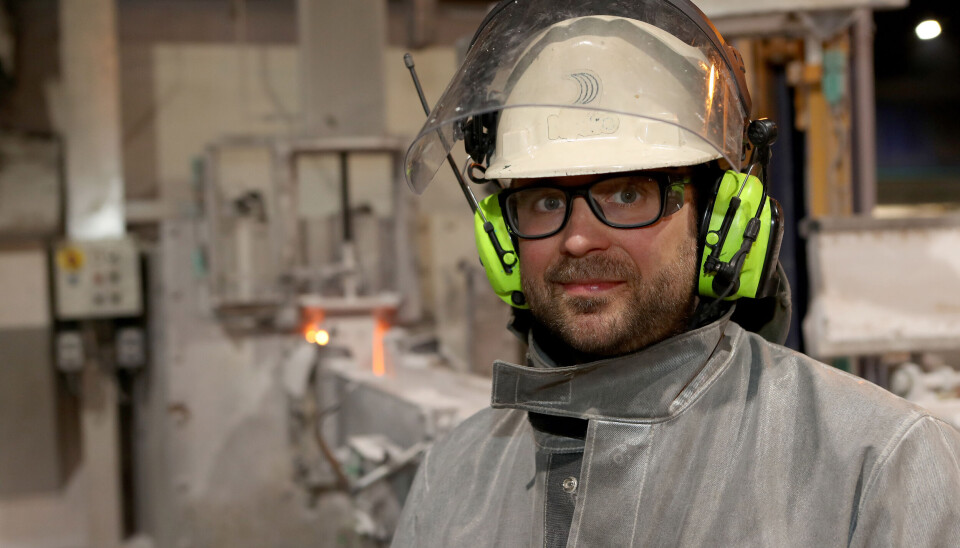 Teamleder Øyvind Andersen i støperiet i Hydro Sunndal. Flytende aluminium skal komme i rennene bak ham.