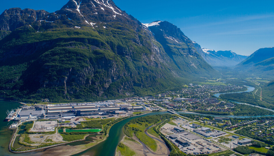 Her er den kjempestore fabrikken Hydro Sunndal som ligger nedenfor Sunndalsøra sentrum, ned mot fjorden.