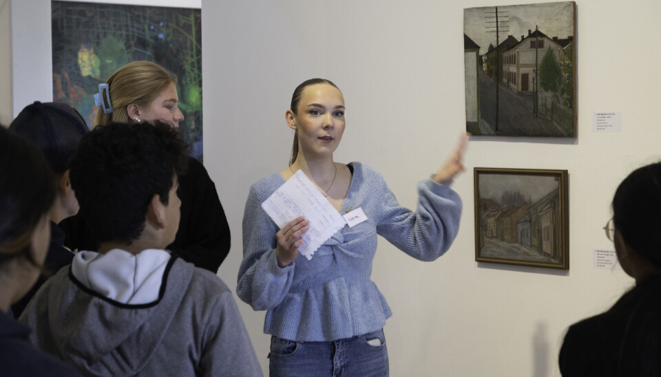 Elevene kjente seg igjen når de så bilder av gamle hus i Drammen. Det er Nora Simonsen som har i eksamensoppgave å fortelle om motivene som henger på Drammen museum.