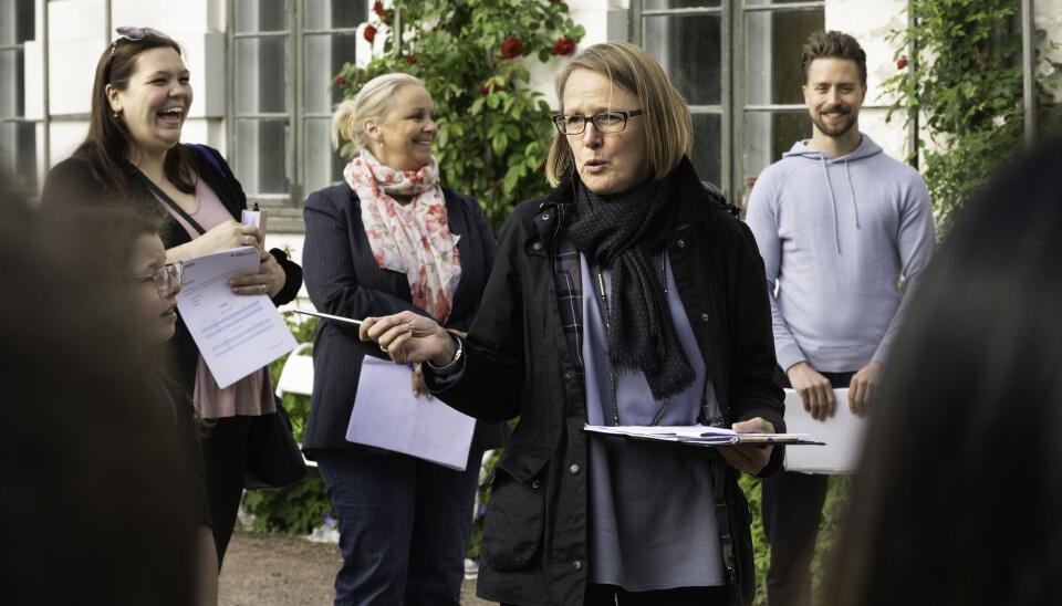 Faglærer Siri Nordheim fordeler oppgaver til lærere og sensorer under eksamen.