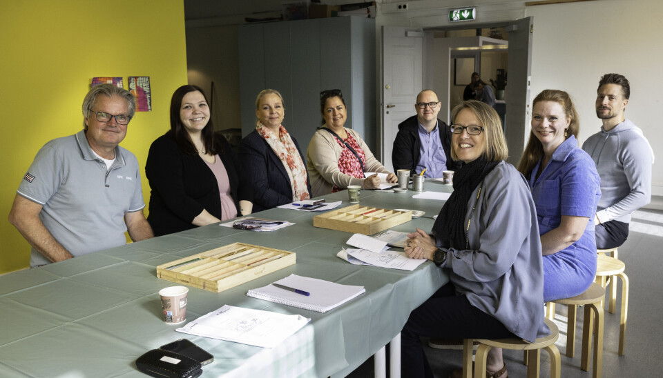 Lærere og sensorer samlet før eksamen på museet. Det er fra venstre og rundt bordet: Thor Norderud, faglærer, Nina Kristin Grimsrud Kammen, faglærer, Astrid Kjuus Øverby, sensor OneCo, Anita Pøhner, sensor Lier kommune, Erik Hofton, sensor Meny, Eirik Ringstad, faglærer, Christin Teyler, faglærer og Siri Nordheim, faglærer.