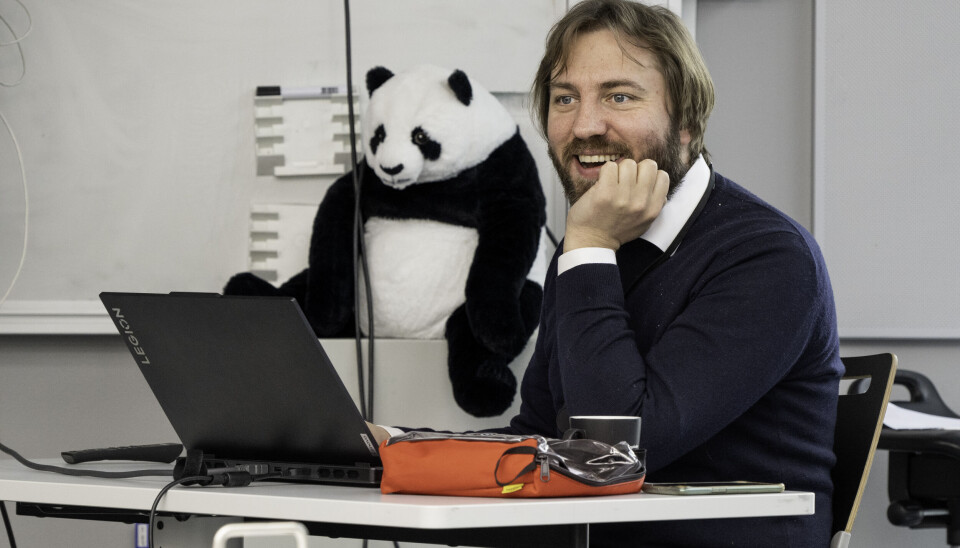 Det er god stemning når Hans Peter Jenssen, som er fagansvarlig for studiet, går gjennom gruppearbeidene.