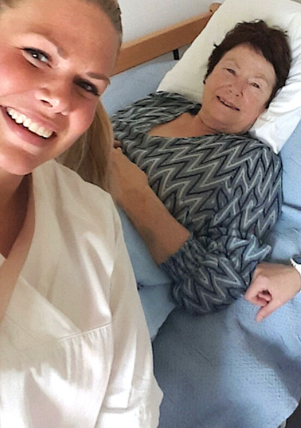 Ine på jobb som sykepleier, pasienten i senga er hennes egen bestemor.