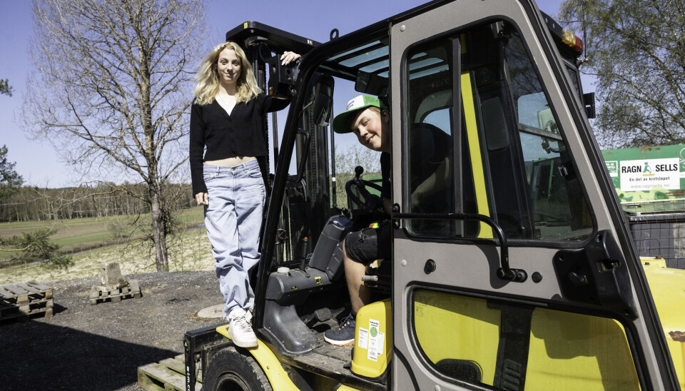 Elevene Marit Lindgren-Andersen og Mathias Husvik-Lie er glade for at de også kan ta truckførerbevis i forbindelse med undervisningen.