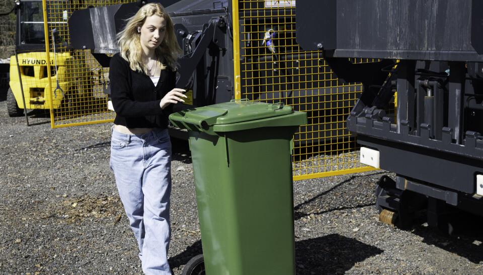 Marit Lindgren-Andersen på vei mot en av komprimatorene.