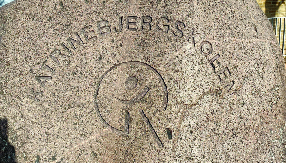 Steinskilt utanfor Katrinebjergskolen