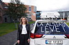 Hanne Gravrok, seniorrådgiver ved Nord universitet, står foran universitetet med en hvit bil ved siden av der det står 'La Alstad Leve'