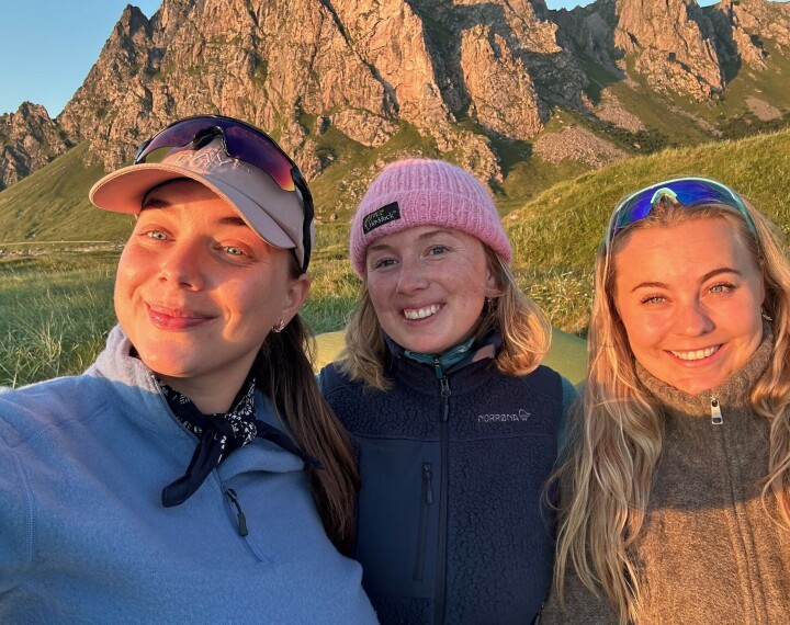Jenny Ringnes Gjelten, Guro Tveito Øvsthus og Emilie Hovseth Hansen på telttur i Vesterålen.