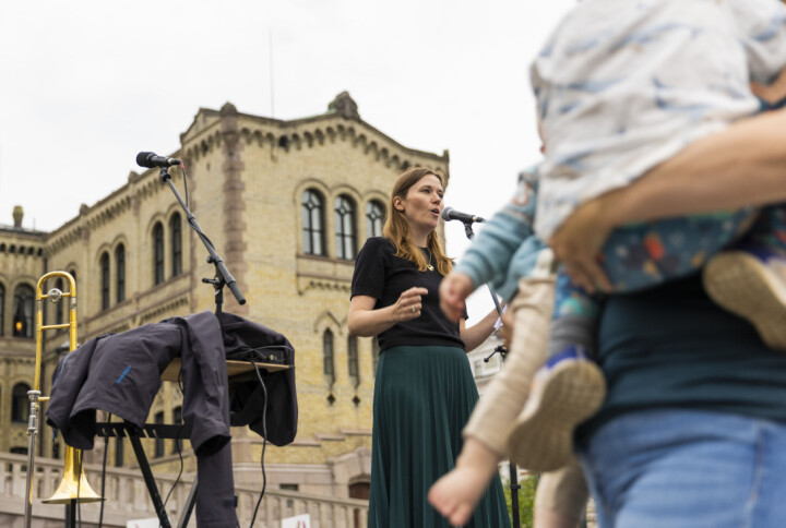 Ida Madslien, leder i Foreldreopprøret foran Stortinget under en demonstrasjon.