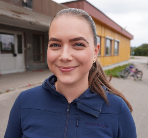 Jenny Ringnes Gjelten foran Myre barneskole.
