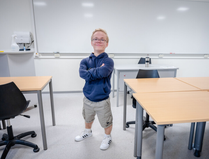 Herman is short-statured. He believes his height can be an advantage as a teacher. Herman Falang (19) er på besøk på sin gamle skole, Høvik skole i Lier